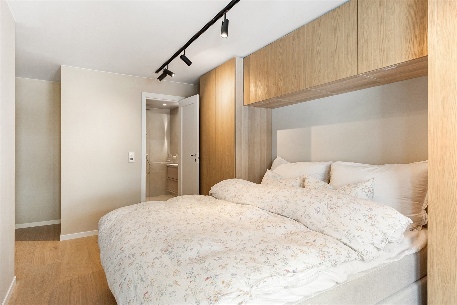 Gode oppbevaringsmuligheter i snekkerbygget garderobeløsning, som kan bygges videre på og tilpasses etter behov. Det er i tillegg mulig å utvide garderobeløsningen i det naturlige innhugget i rommet Galleribilde