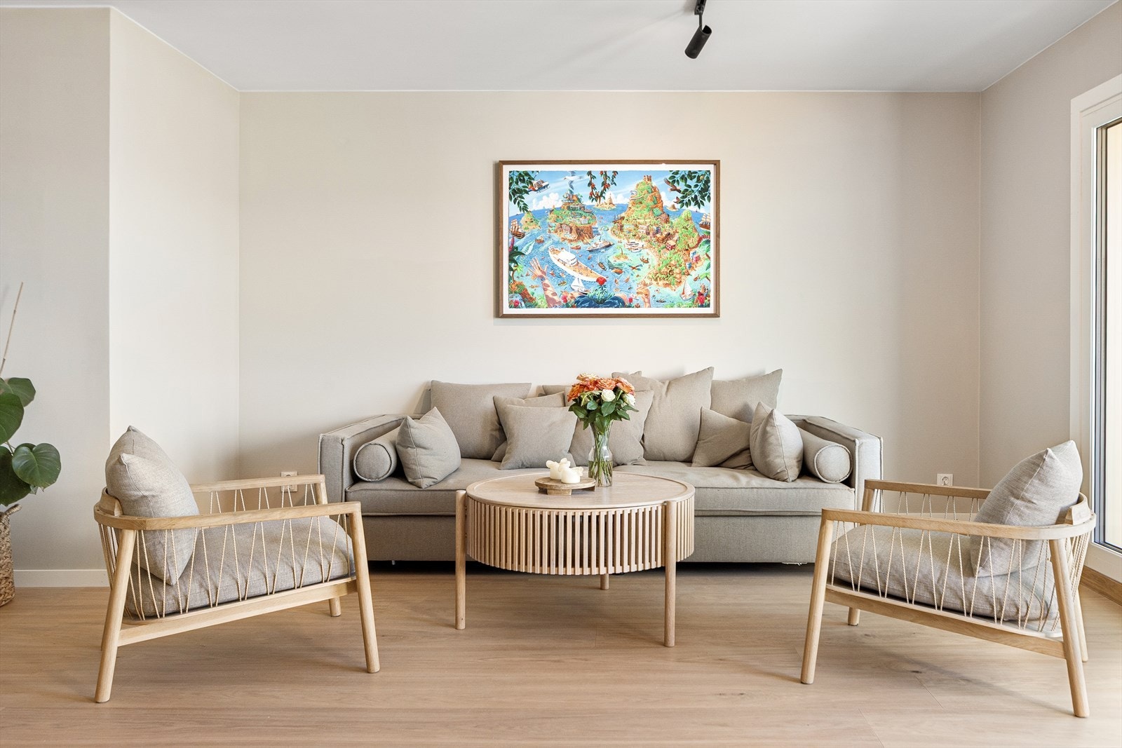 Stor og luftig stue med store vindusflater og terrasseutgang Galleribilde