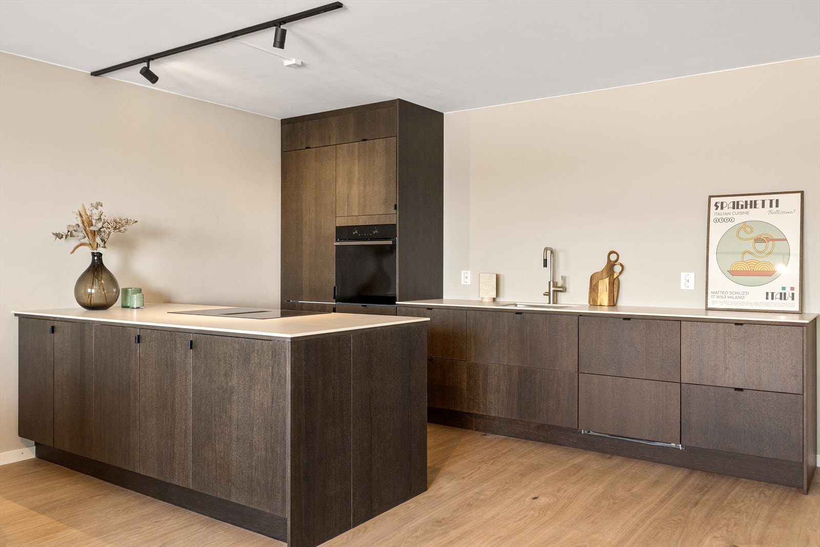 Innredningen har fronter i brun eikefiner og benkeplate i komposittstein, som sammen skaper et varmt og eksklusivt preg Galleribilde