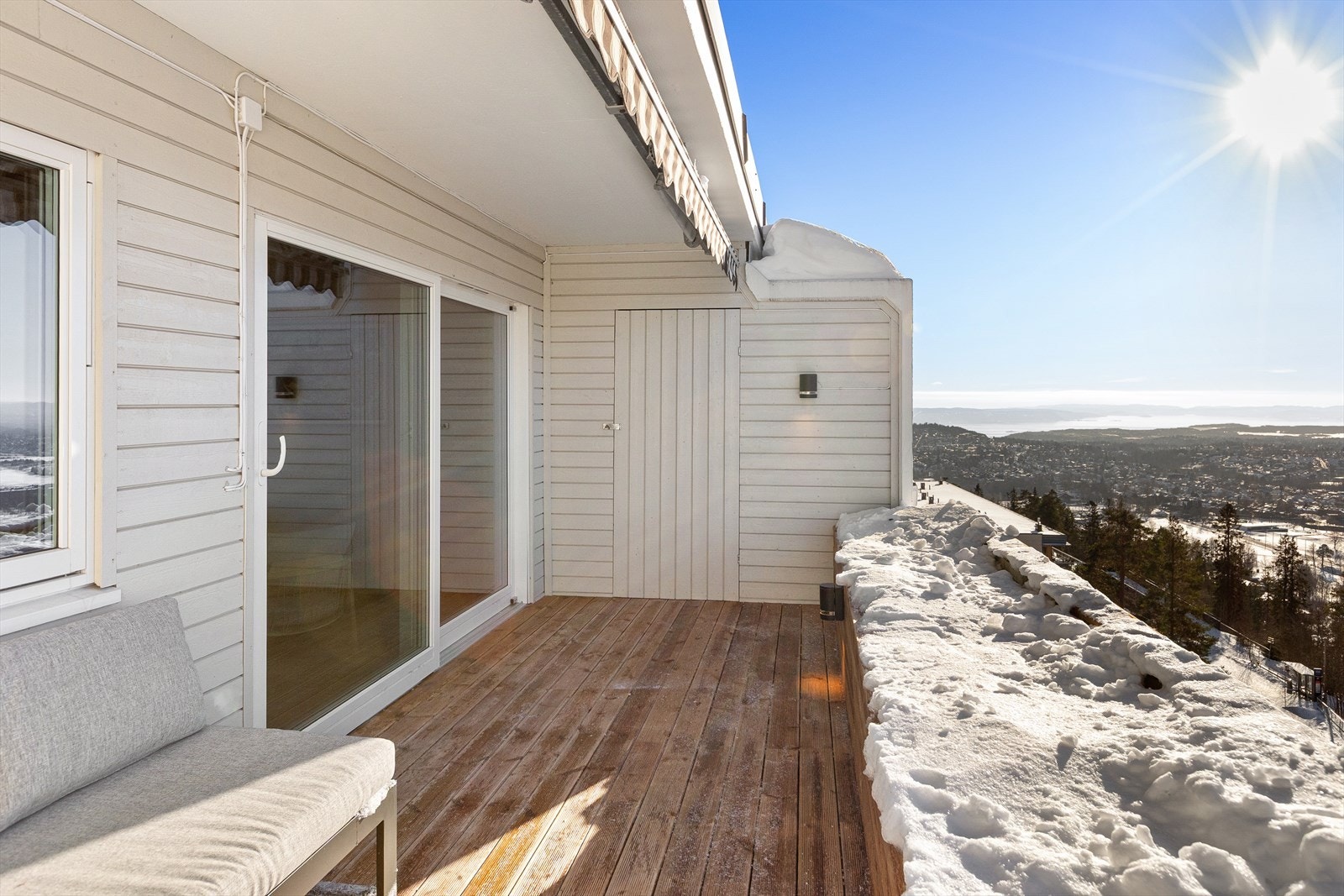 Fra stuen er det utgang til en solrik, sydvestvendt terrasse på ca. 9 kvm med god plass til sittegrupper, grill og beplantning. Adkomst til praktisk lagringsbod Galleribilde