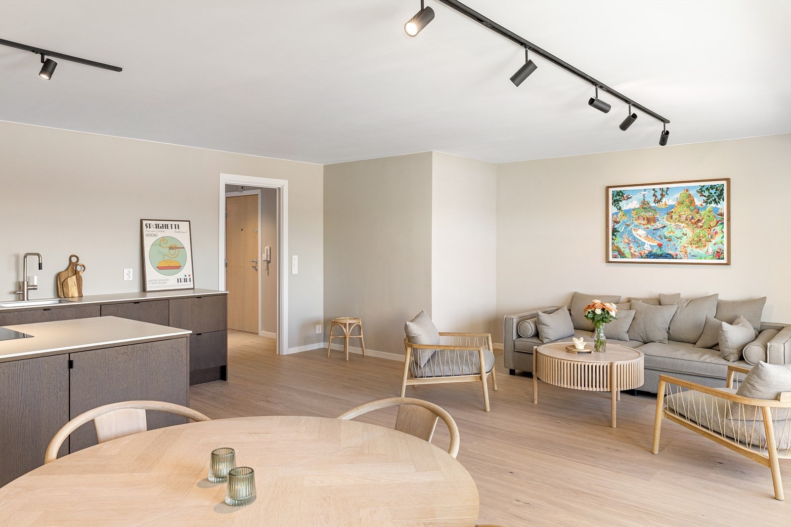 Mellom stue og gang er det etablert skyvedør, som skaper en smart og fleksibel støysone mot øvrige rom - en praktisk løsning, særlig for barnefamilier Galleribilde