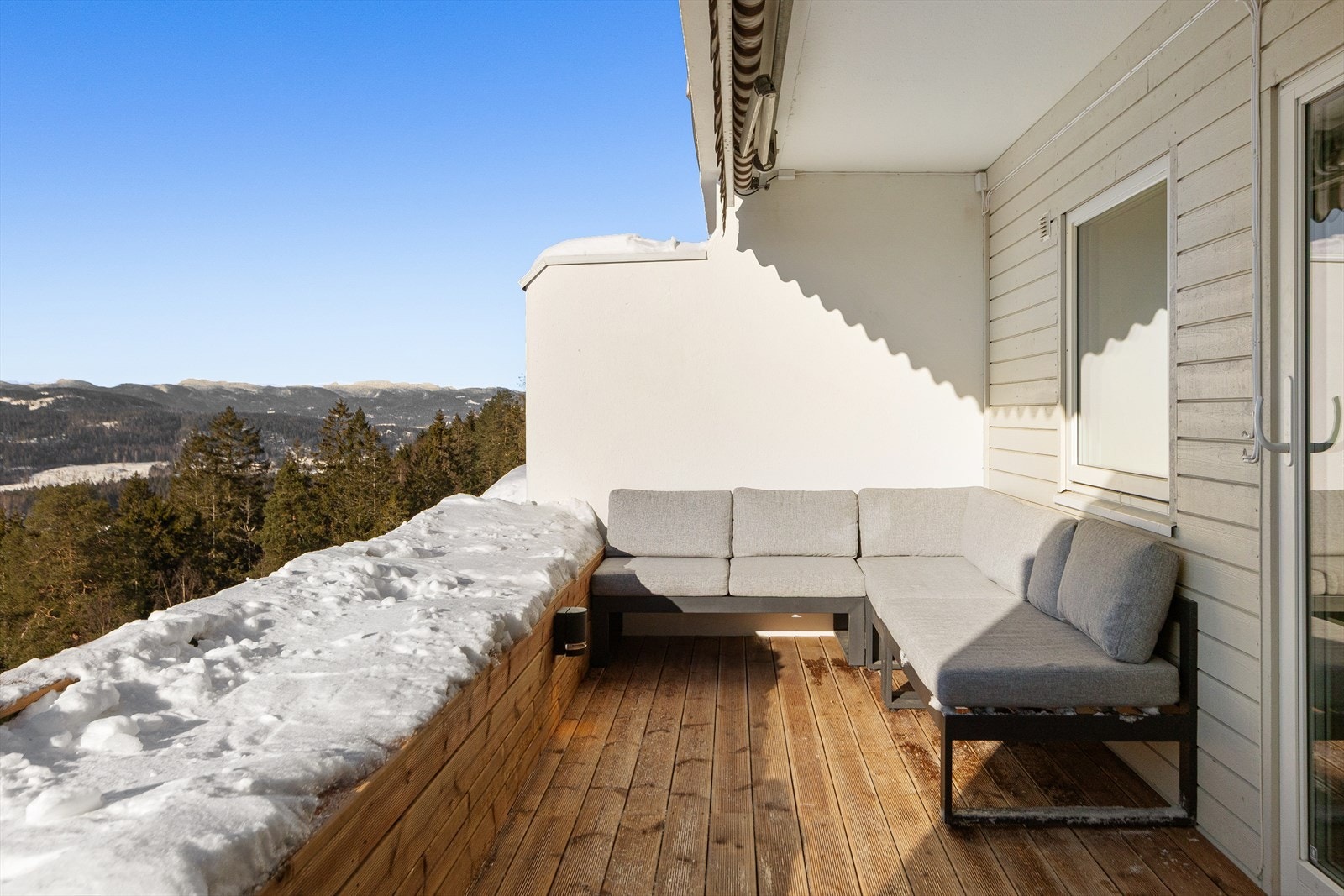 Et fantastisk uteområde hvor man virkelig kan nyte roen, utsikten og sen kveldssol til den går ned bak åsene i vest, sommerstid Galleribilde