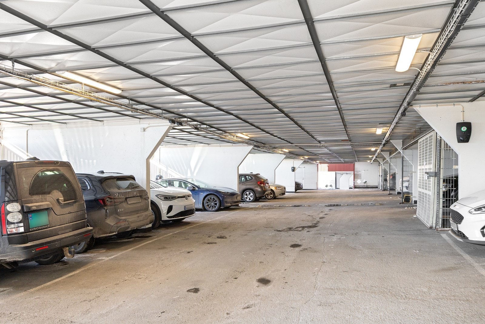 Til leiligheten medfølger garasjeplass i felles garasjeanlegg. På garasjeplassen er det mulig å installere elbillader Galleribilde