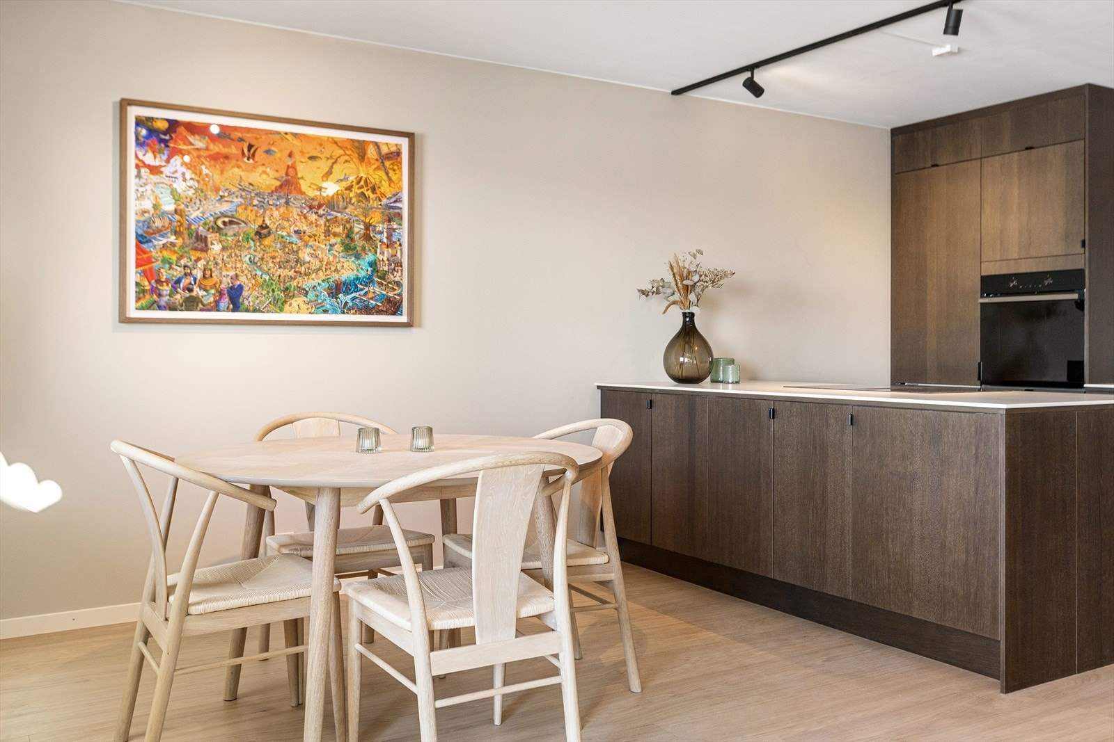 Stuen ligger i åpen løsning mot kjøkkenet, sammen danner et romslig og sosialt allrom med god romfølelse Galleribilde