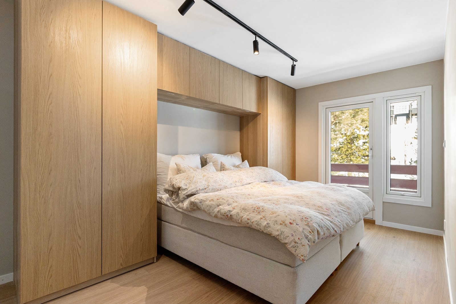 Romslig og innbydende hovedsoverom med direkte adkomst til eget bad og utgang til balkong Galleribilde