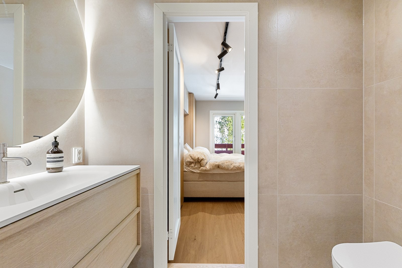 Leiligheten fremstår som ny, med tidsriktige materialvalg høy kvalitet Galleribilde