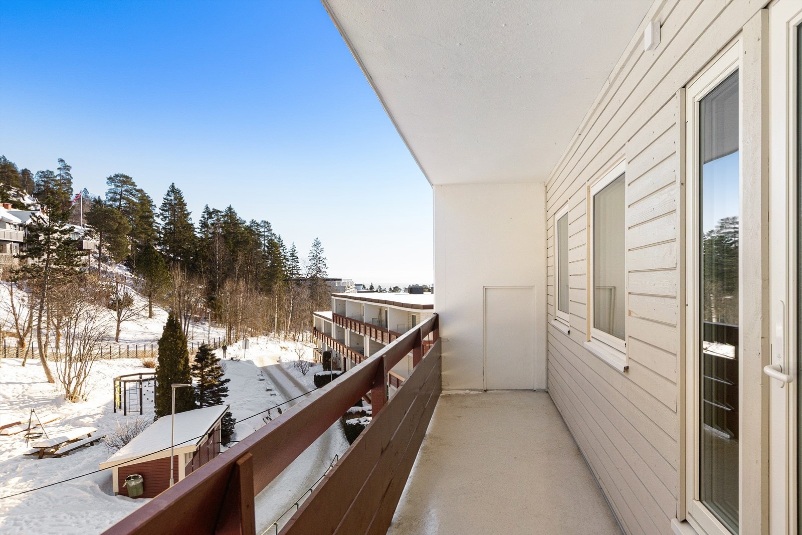 Fra hovedsoverommet er det utgang til en stor balkong på ca. 12 kvm med fin morgensol og god plass til utemøblement Galleribilde