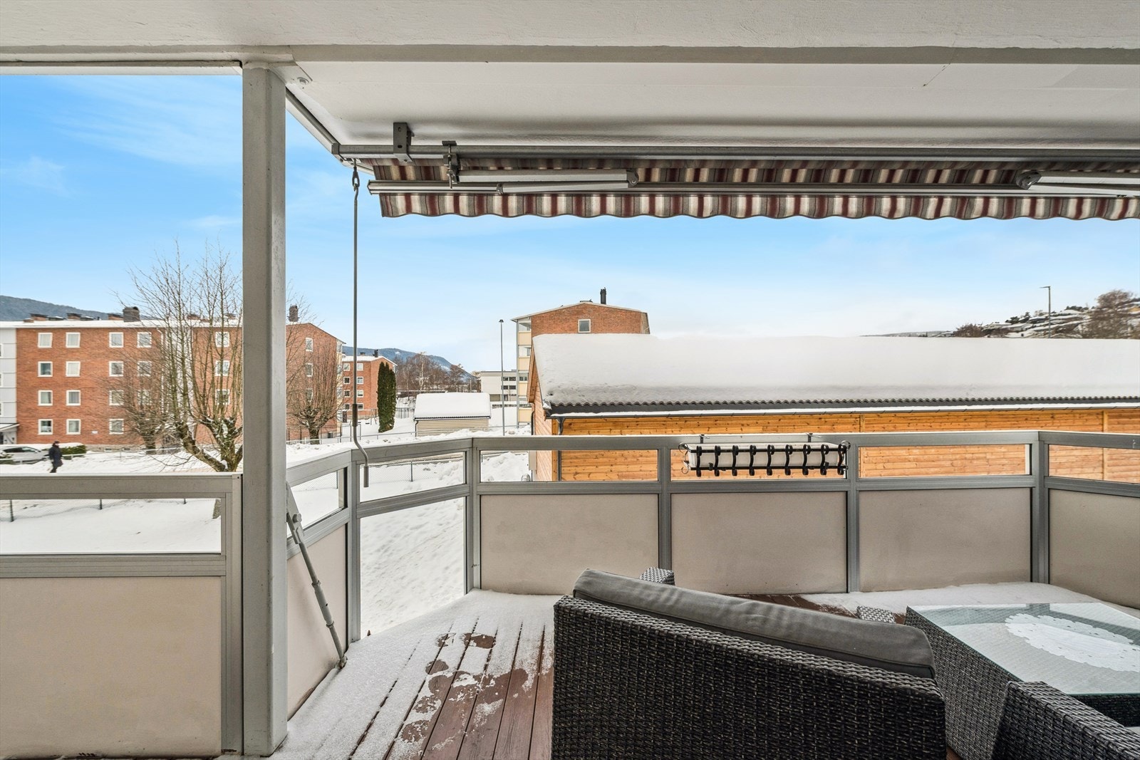 Fra balkongen er det utsyn over noe av borettslagets fellesarealer. Galleribilde