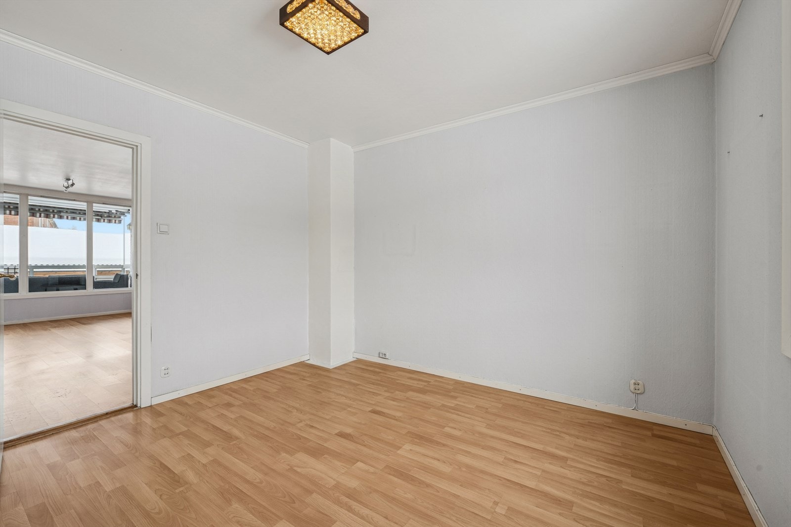 Rommet er av god størrelse med plass til dobbeltseng og tilhørende møblement. Galleribilde