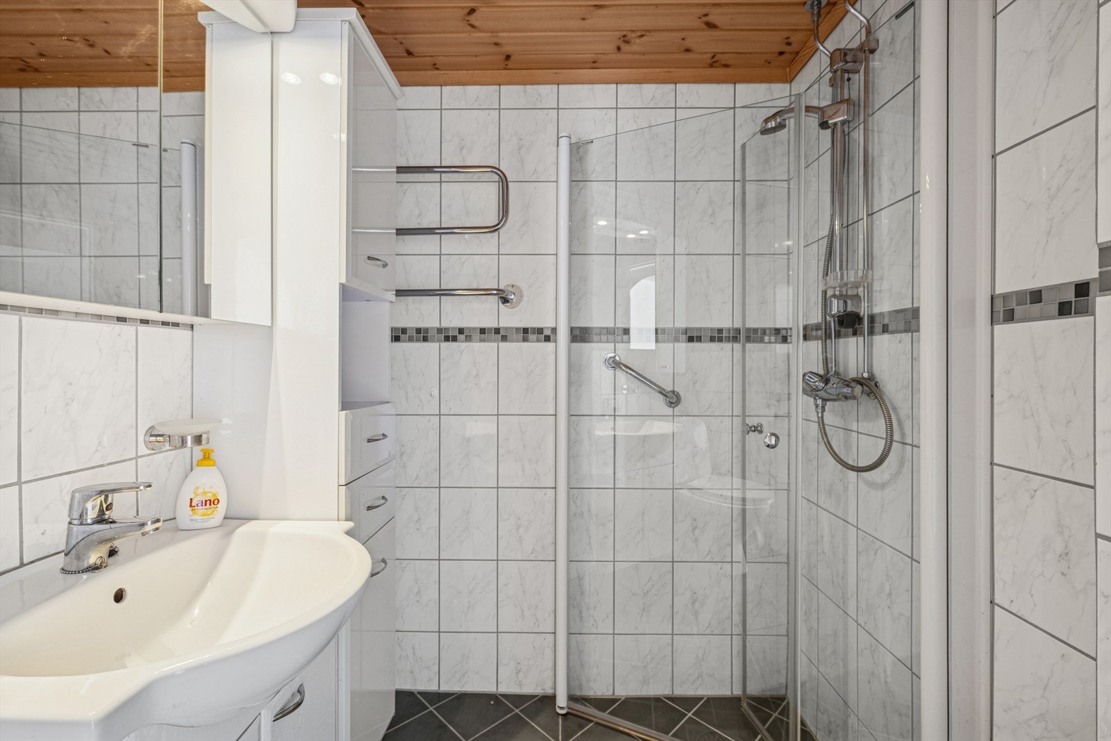 Badet ble renovert i 2006 og har dusjhjørne med innfellbare vegger. Galleribilde