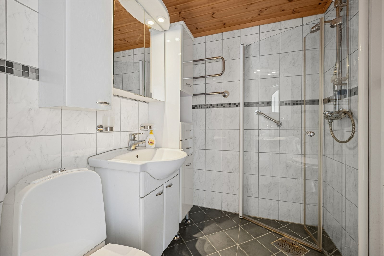 Her er det flislagt gulv med elektriske varmekabler og mekanisk avtrekk. Galleribilde