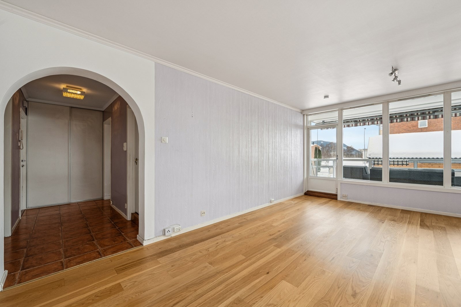 Stuen er romslig og har plass til både sofagruppe og spisebord. Overflatene holder en eldre standard, noe som gir en god mulighet til å sette sitt eget preg på sitt nye hjem. Galleribilde