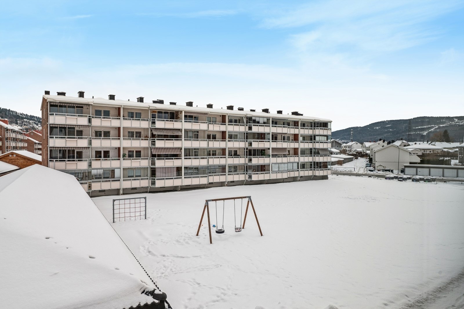 Valbrot Borettslag har opparbeidede fellesområder med plen og lekeplass. Galleribilde