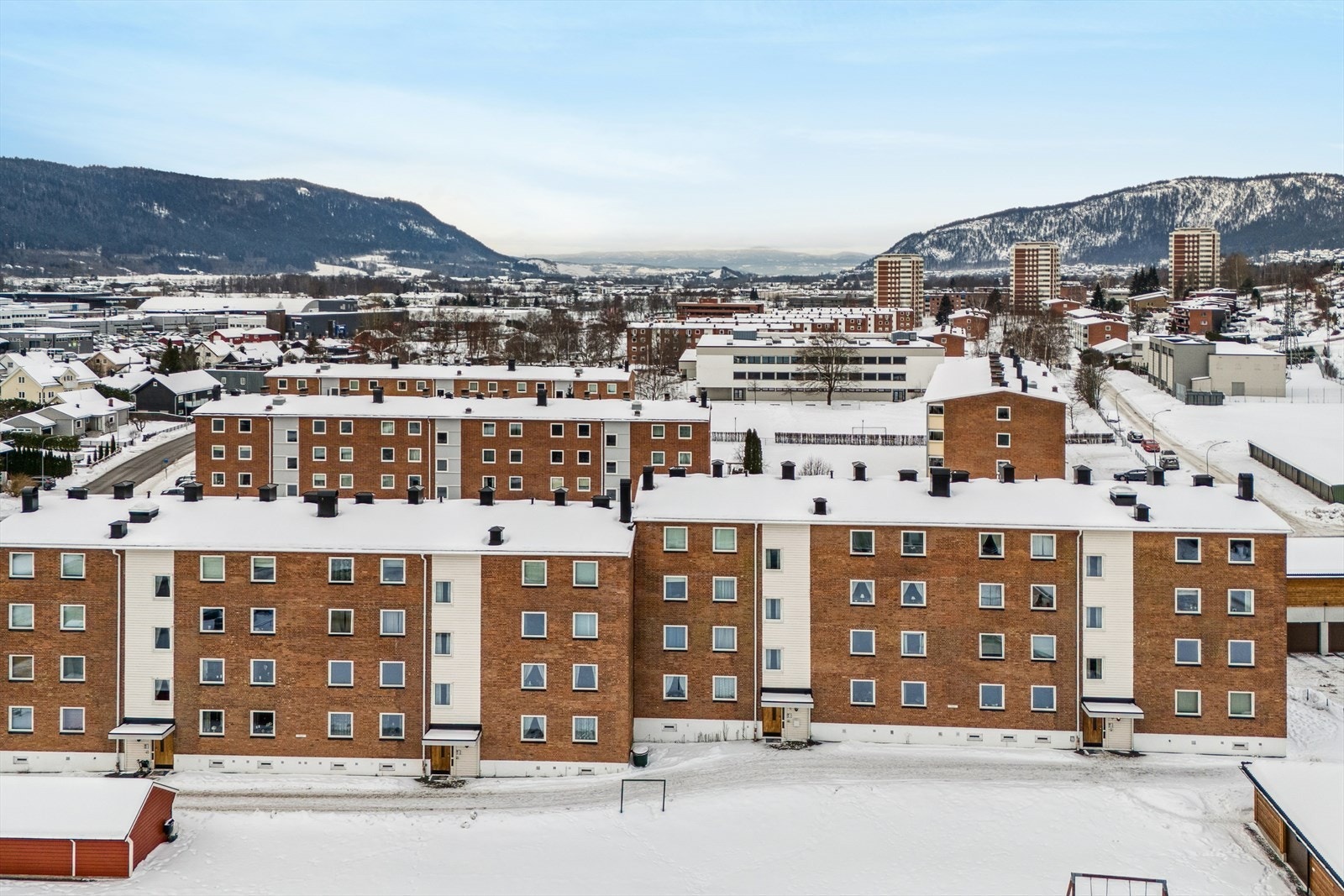 Det er kort vei til både skoler og barnehager, med Kjøsterud skole kun 3 minutter unna. Galleribilde