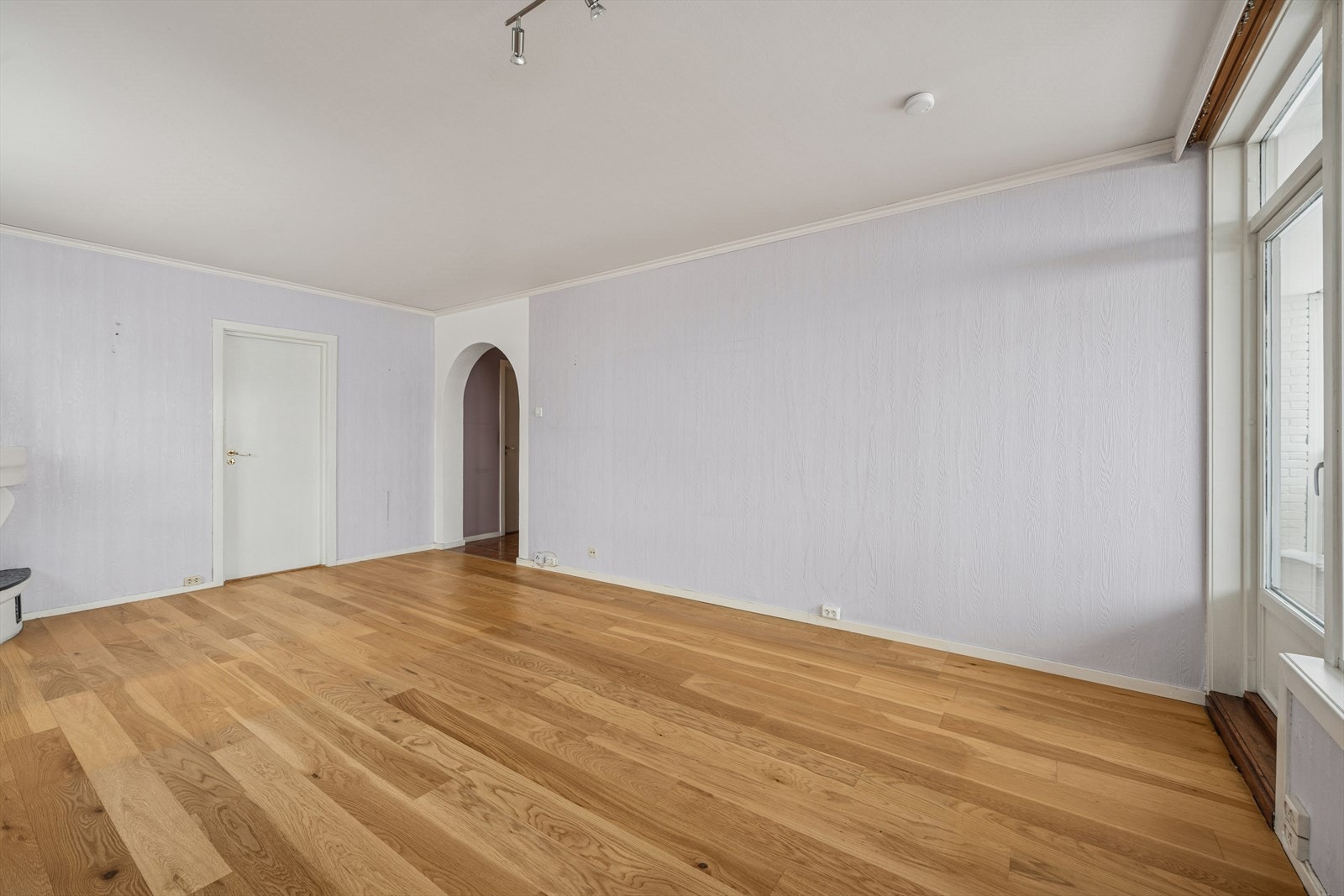 Stuen har parkett på gulvet og god plass for både sofagruppe og spisebord. Galleribilde