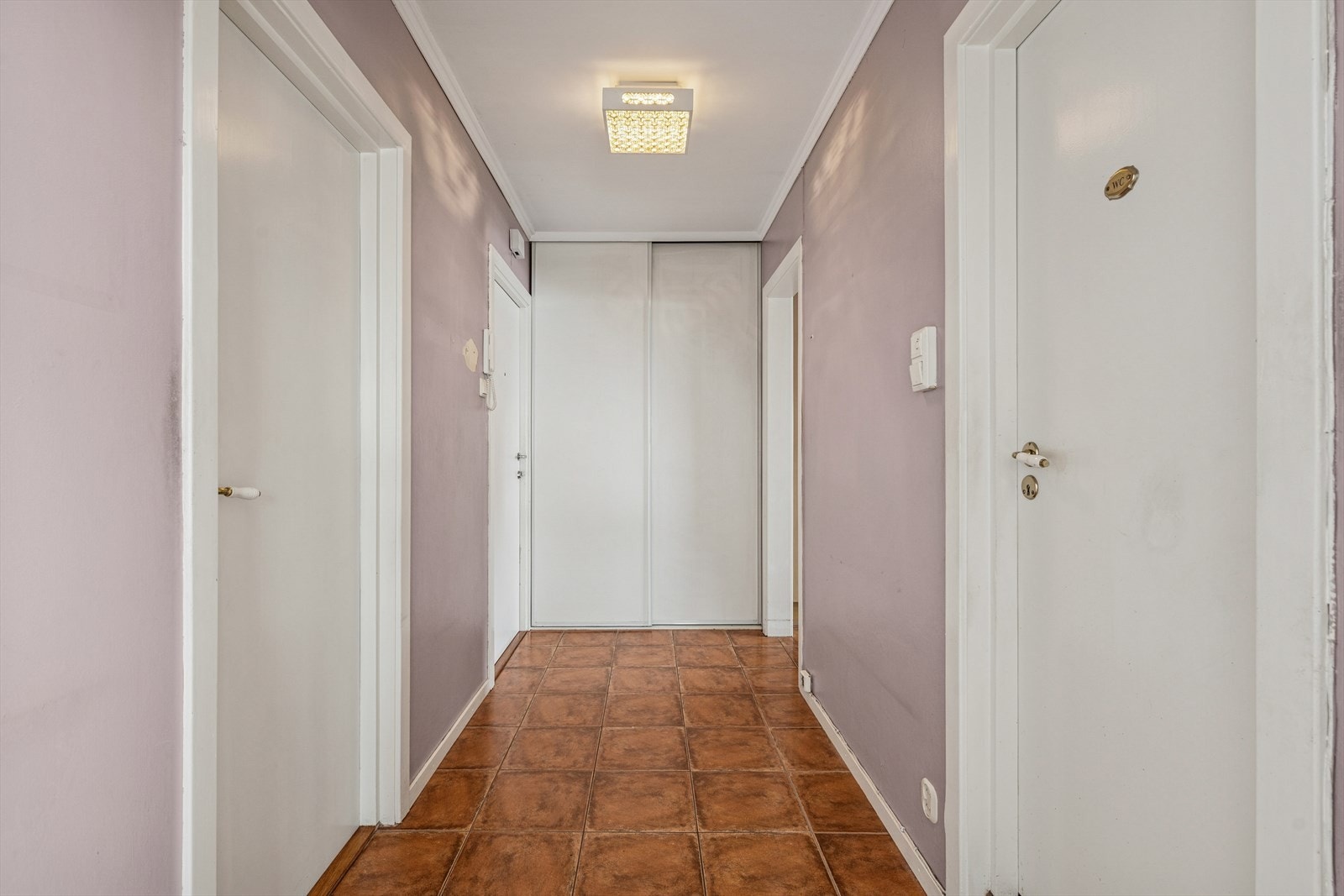 Entréen har flislagt gulv med varmekabler. Galleribilde