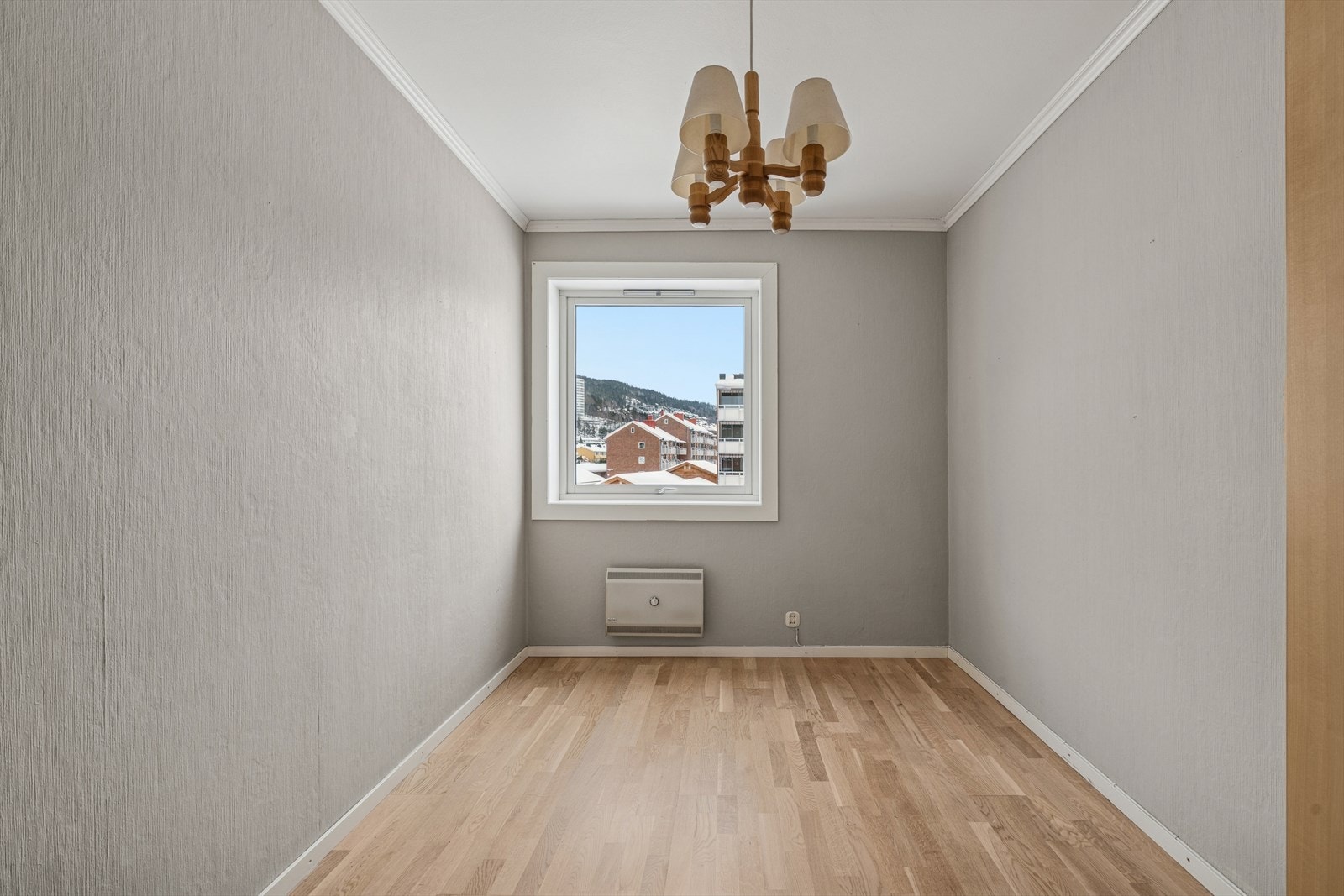 Soverom 2 ligger ved entréen og er av noe mindre størrelse - godt egnet som et gjesterom eller kontor. Galleribilde