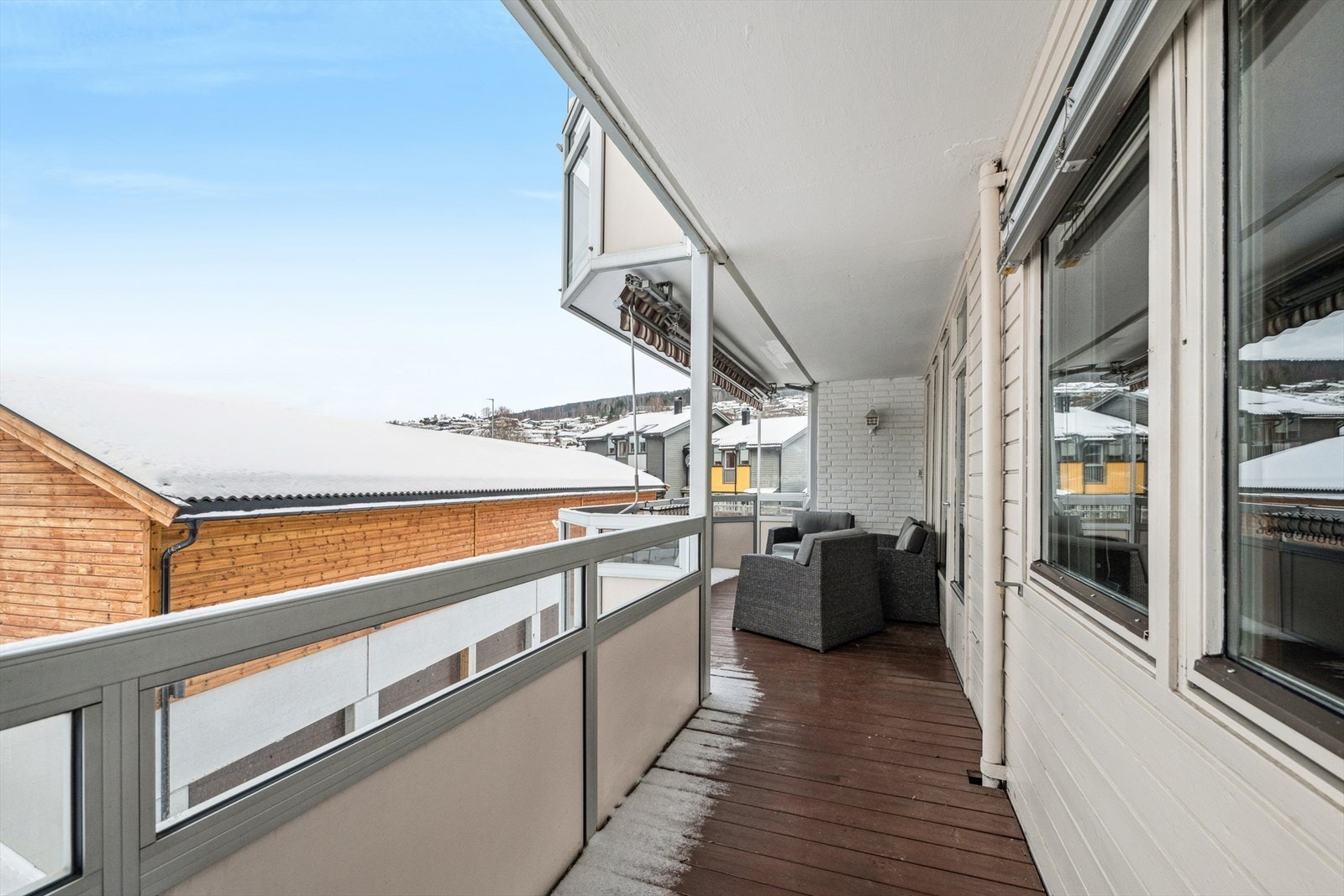 Balkongen er delvis overbygget, noe som gir ly for vær og vind. Galleribilde