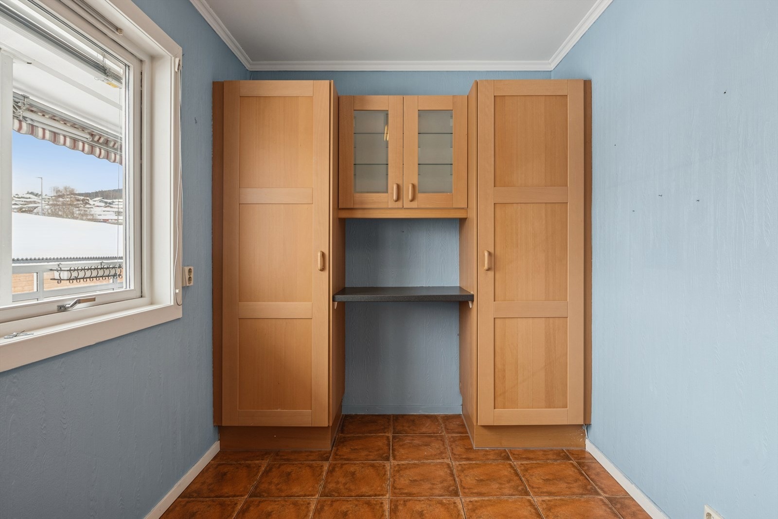 Godt med skapplass og en praktisk liten arbeids- eller frokostkrok ved vinduet. Galleribilde