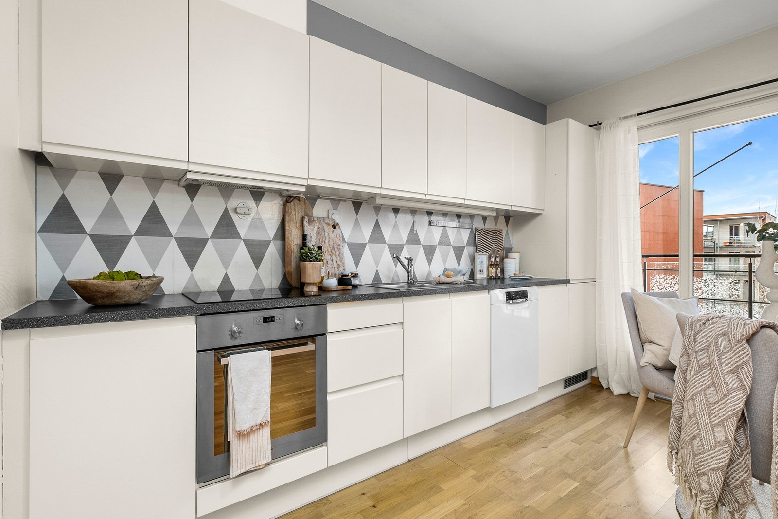 Fra stue/kjøkken er det utgang til sørvestvendt takterrasse. Galleribilde