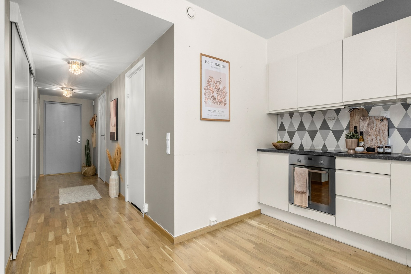 Rikelig med skap og benkeplass på kjøkken. Galleribilde