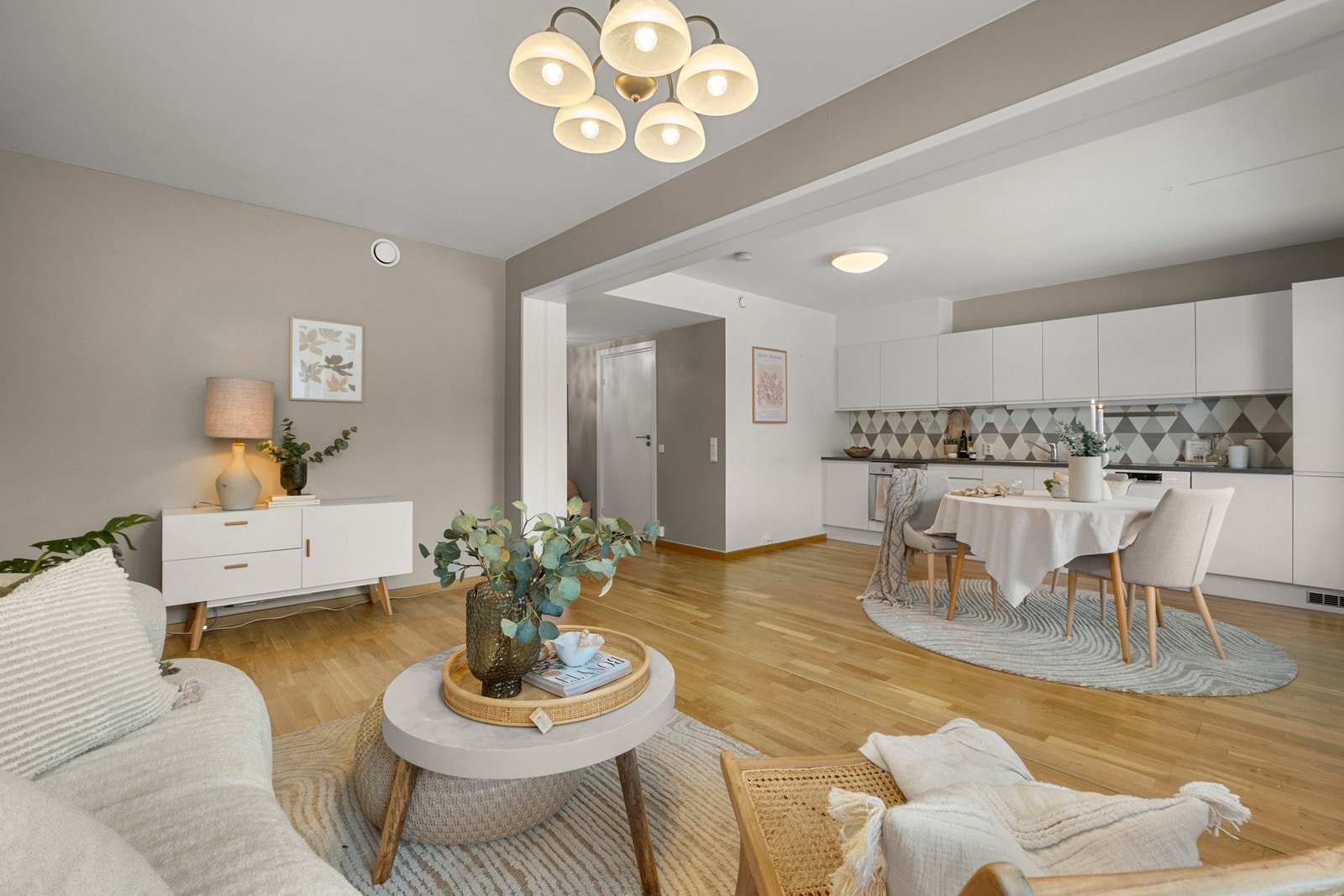 Boligen sto ferdigstilt så sent som i 2012 og byr på en effektiv planløsning på 71 kvm. Galleribilde