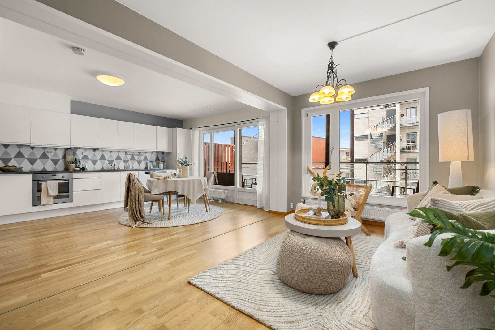 Åpen stue/kjøkken løsning som gir rommet en luftig følelse. Galleribilde