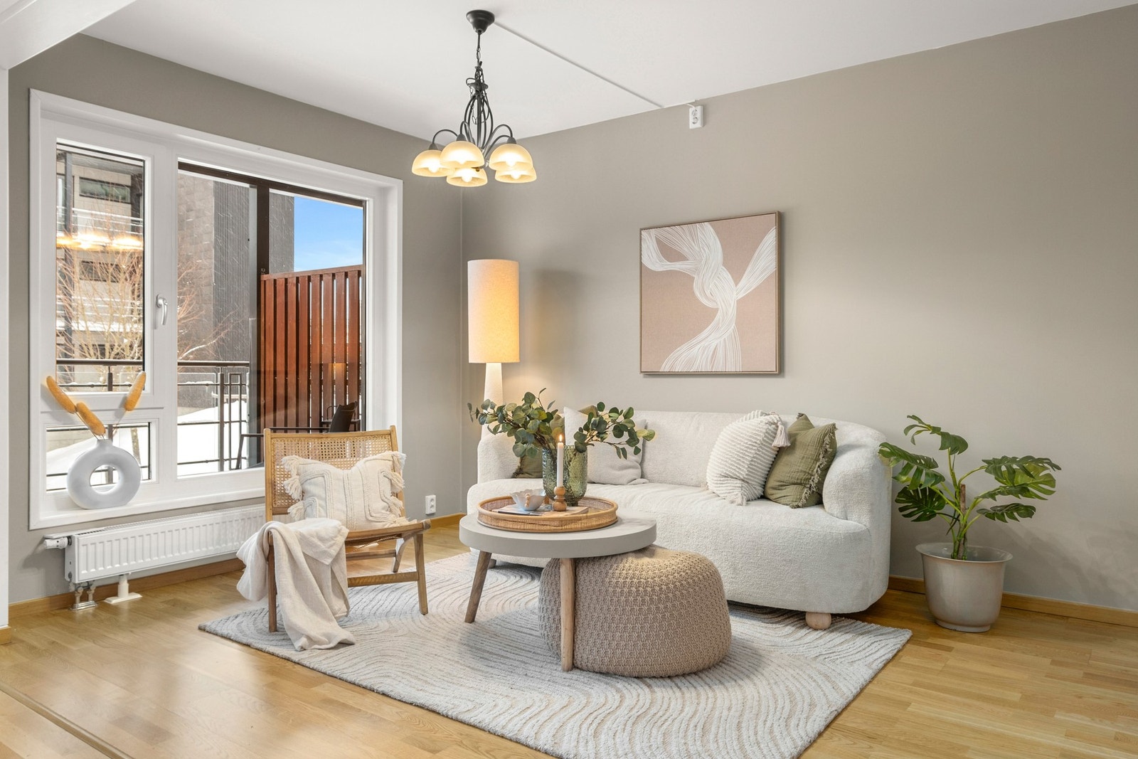 I stuen er det god plass til ønsket sofagruppe og tilhørende møblement. Galleribilde