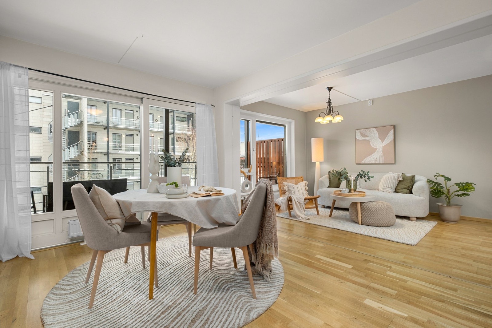 De store vindusflatene bidrar til rikelig med naturlig lysinnslipp. Galleribilde