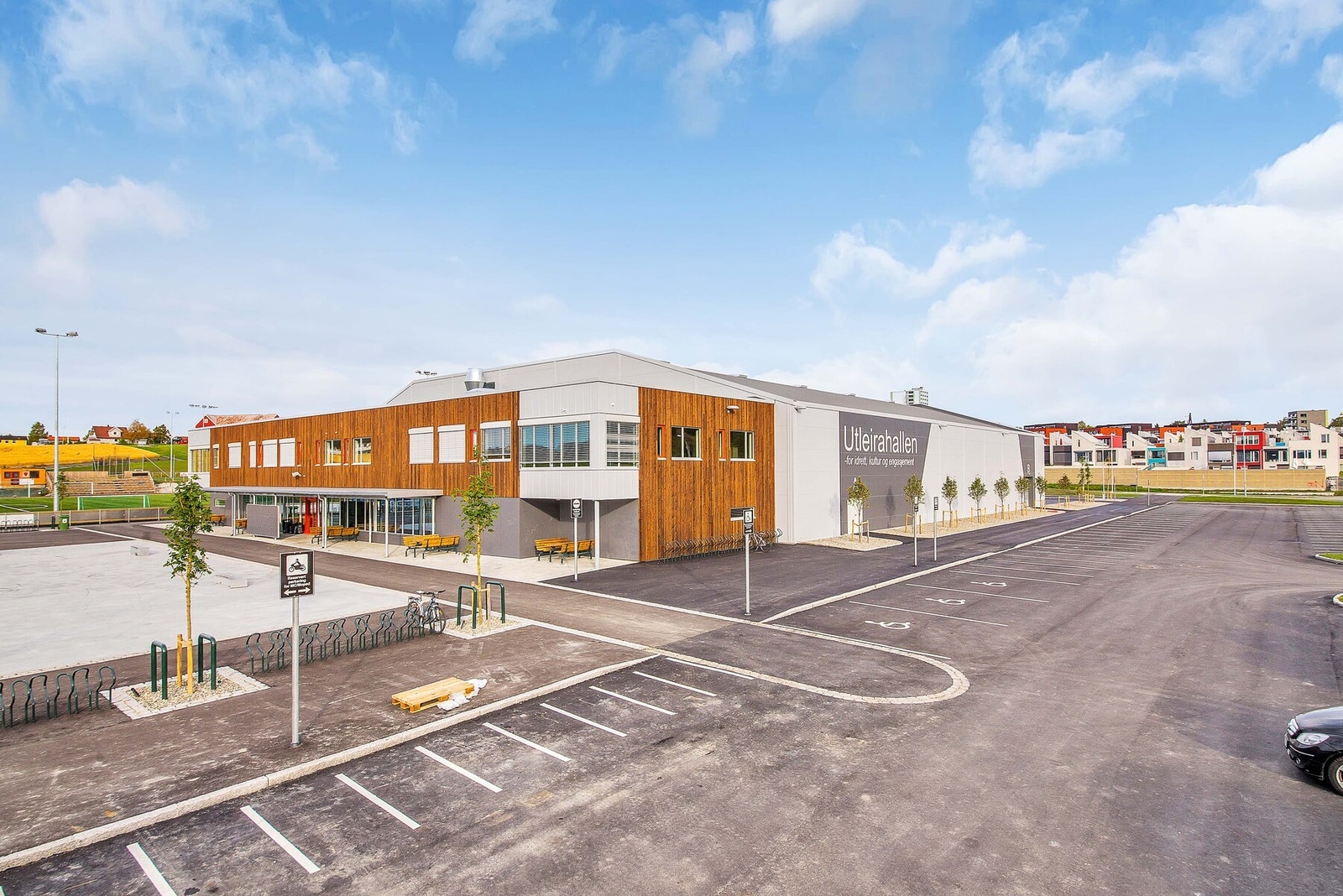 Like ved nabolaget ligger Utleirahallen. En flott flerbrukshall med gode fasiliteter for innebandy, basketball, volleyball, håndball og fotball med kunstgress-baner. Galleribilde