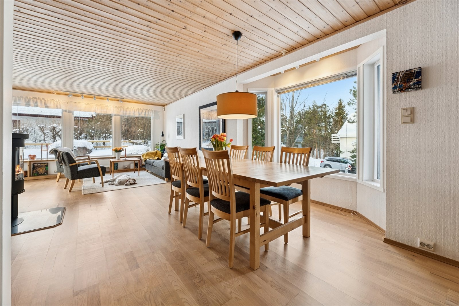 Spisegruppen kan med fordel plasseres i den naturlige sonen mellom kjøkkenet og stuen. Galleribilde