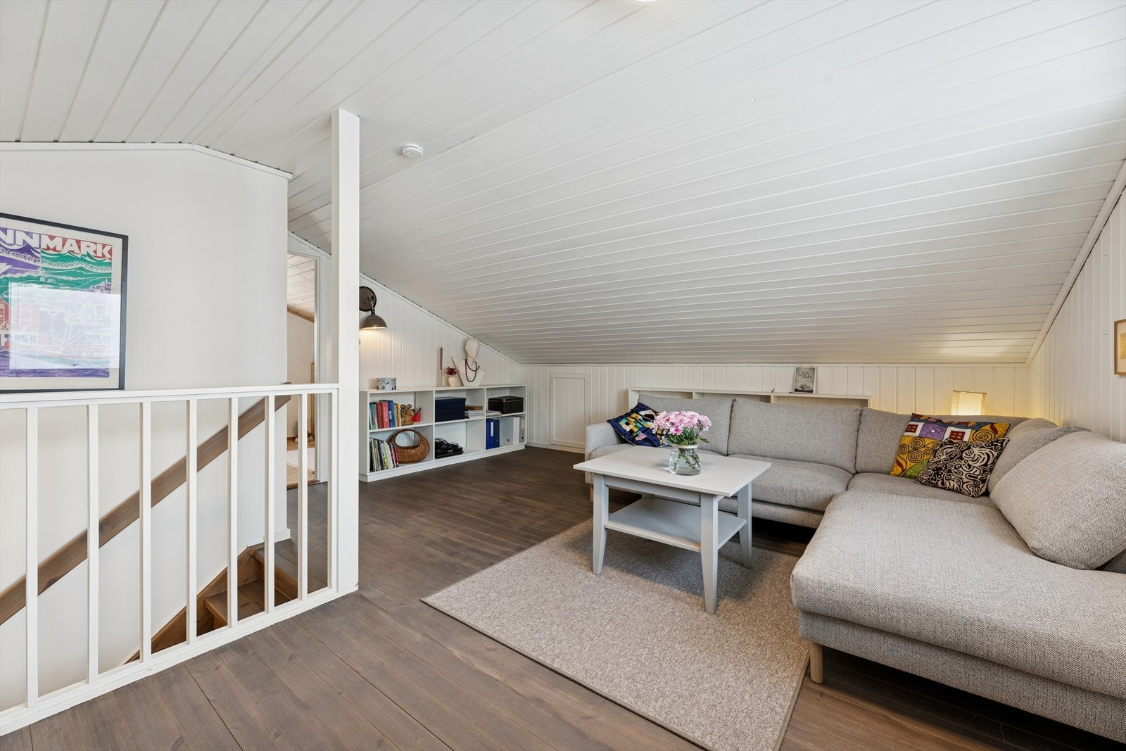 Lys og trivelig loftstue, perfekt som ungdomsavdeling, TV-stue eller et ekstra sosialt rom. Galleribilde