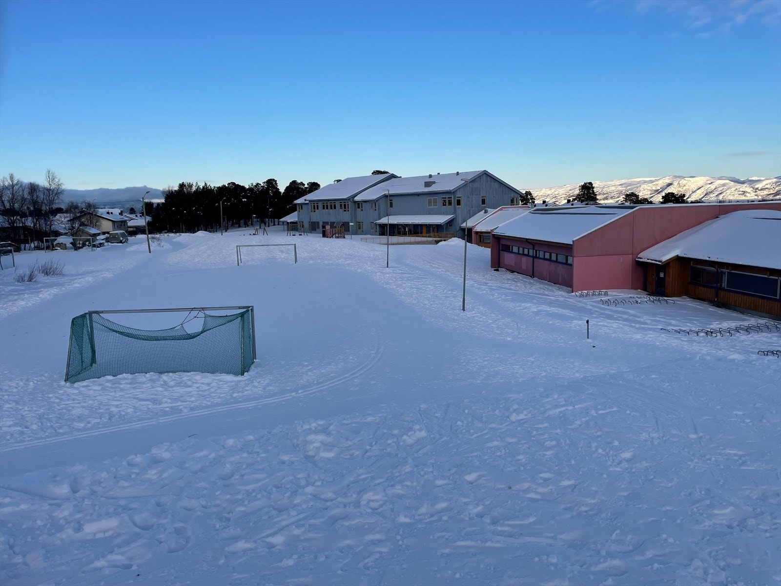 Gakori skole kun 400m fra boligen (kortere om man tar snarvei gjennom skogen). (Privatfoto) Galleribilde