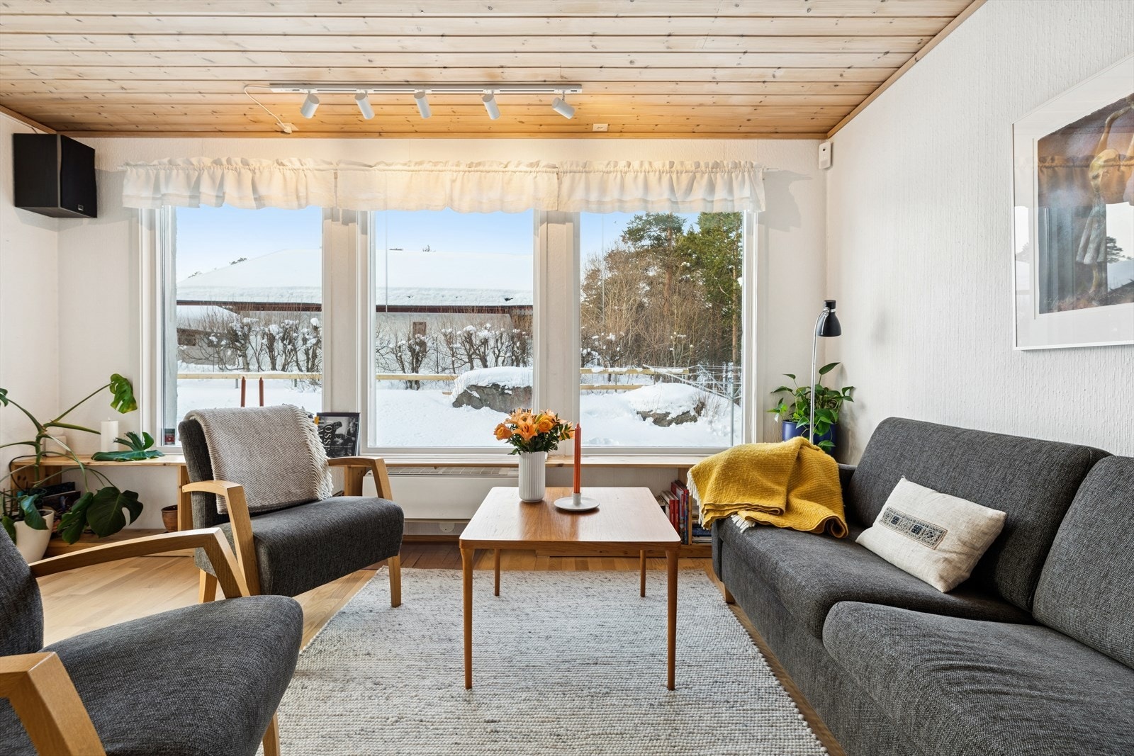 Store vindusflater slipper inn rikelig med naturlig lys og skaper en lys og luftig romfølelse. Galleribilde