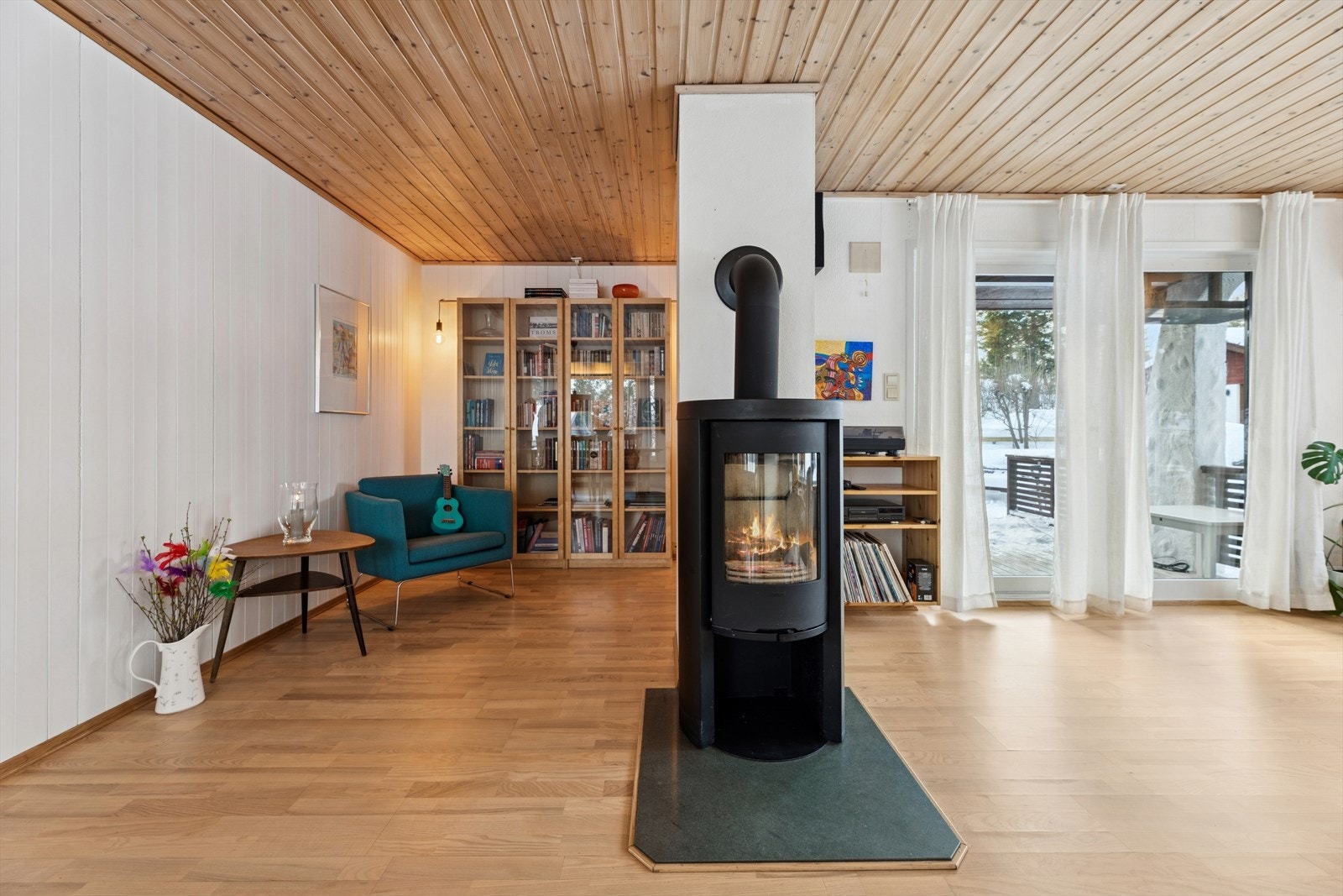 Hovedstuen har en moderne peisovn som varmer godt på de kjølige dagene. Galleribilde