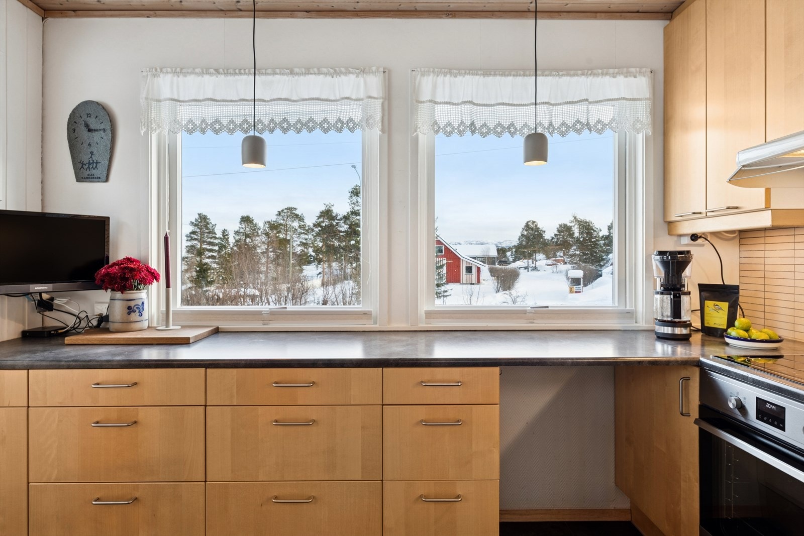 Hyggelig utsyn fra kjøkkenet. Galleribilde