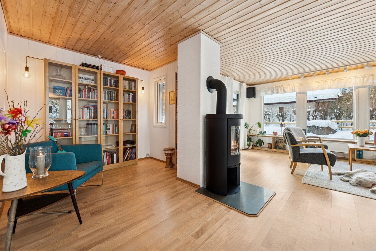 Den innholdsrike planløsningen gir boligen gode og sosiale oppholdsrom. Galleribilde