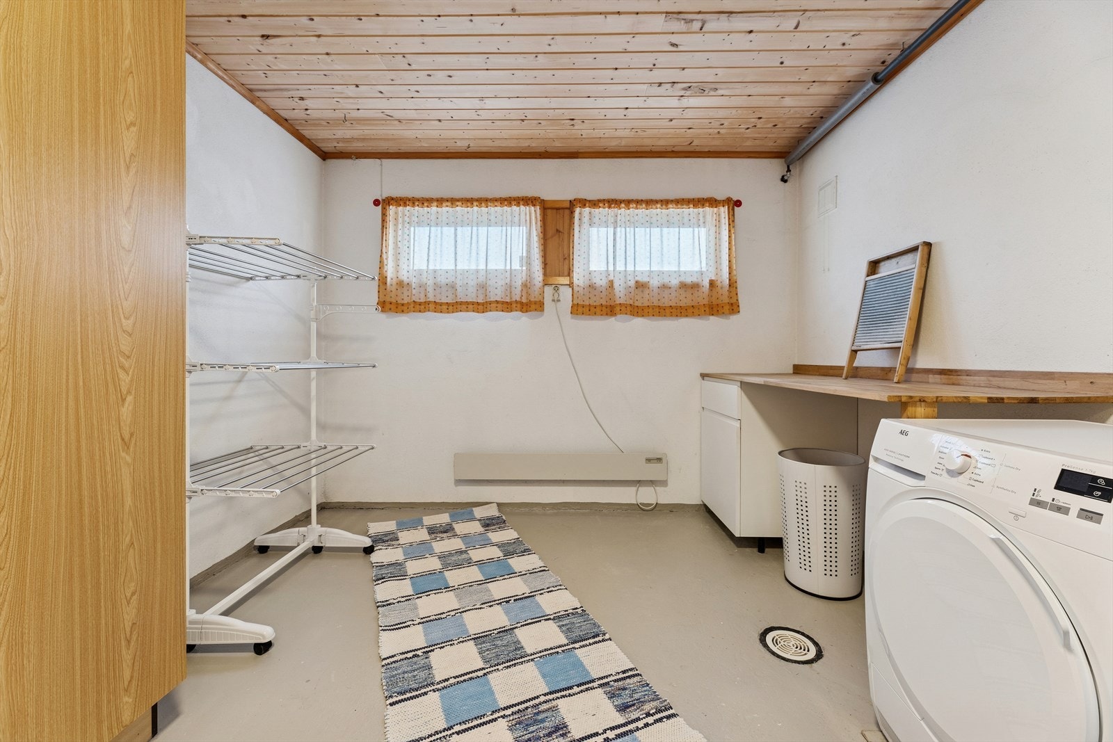 Boligen har et innredet vaskerom i underetasjen. Det er betong på gulvet, og veggene består av betong / leca og malte plater. Galleribilde