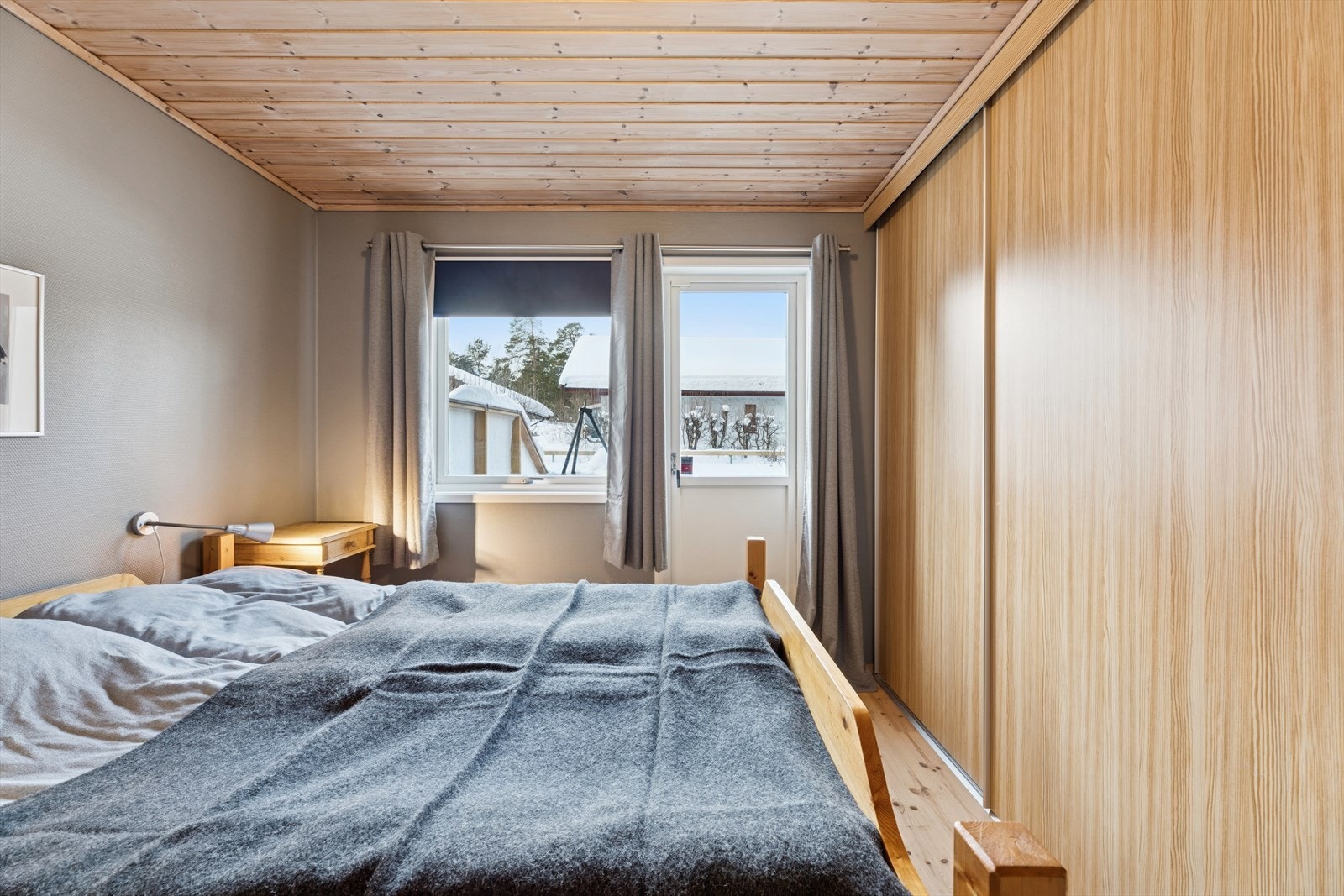 Soverom med skyvedørsgarderobe og utgang til terrassen. Galleribilde