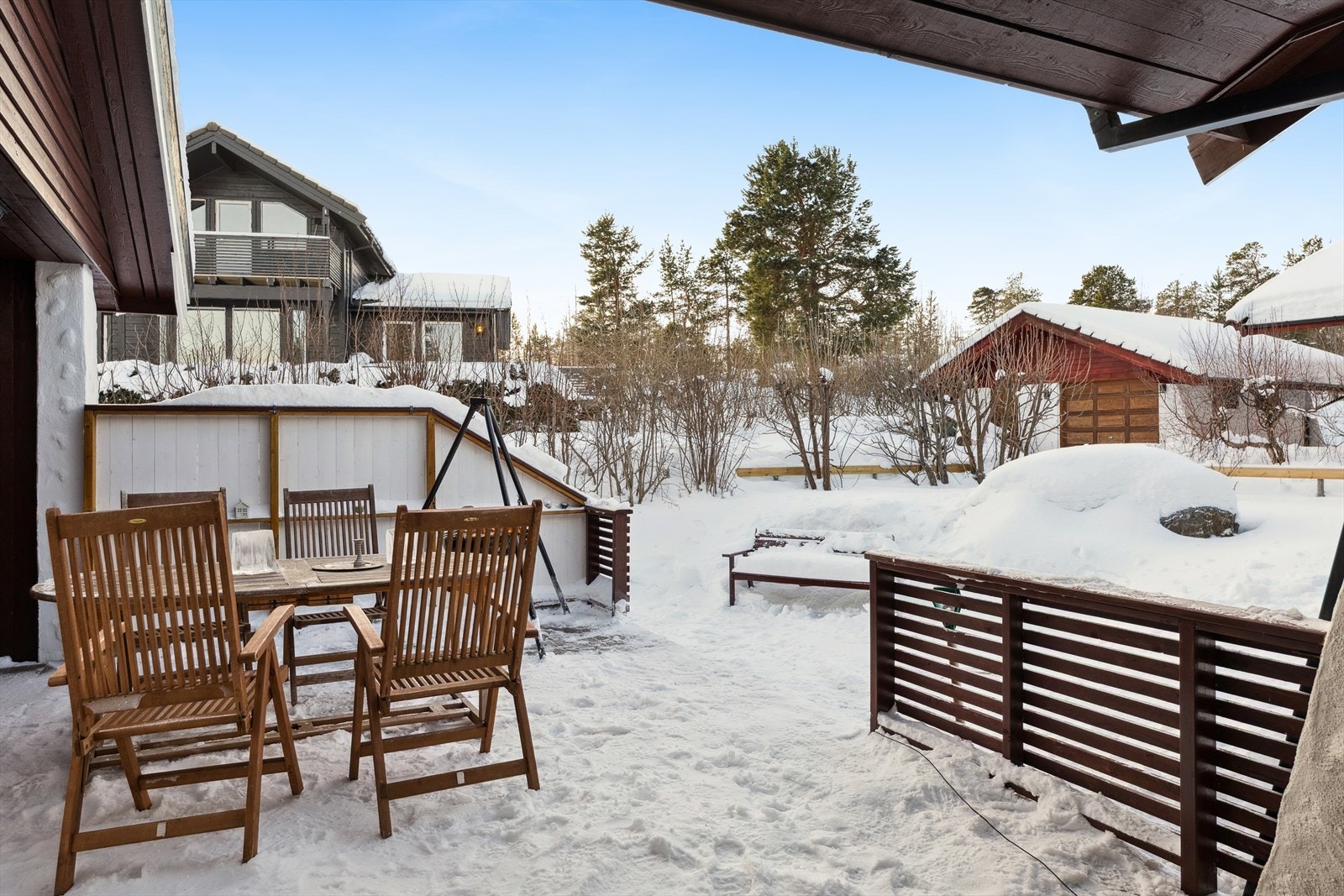 Fra terrassen er det tilgang til en hage som inviterer til både lek og avslapning Galleribilde