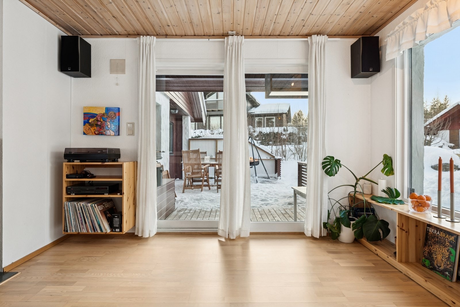 Fra stuen er det utgang til en stor terrasse på 23 kvm. Galleribilde