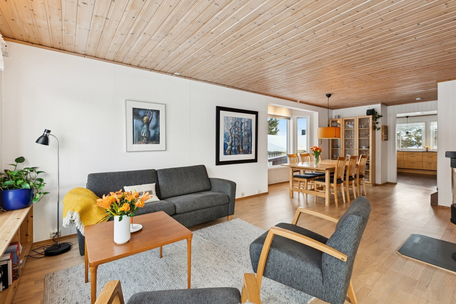 Oppholdsrommets gode utforming gir fleksible muligheter for naturlig soneinndeling. Galleribilde