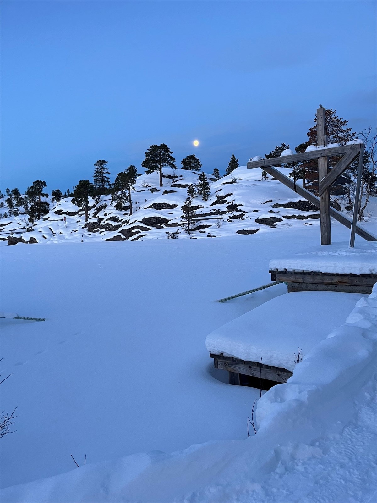 Gakorivannet i fullmåne og vinterdrakt ca. 10.min gange fra bolig. (Privatfoto) Galleribilde