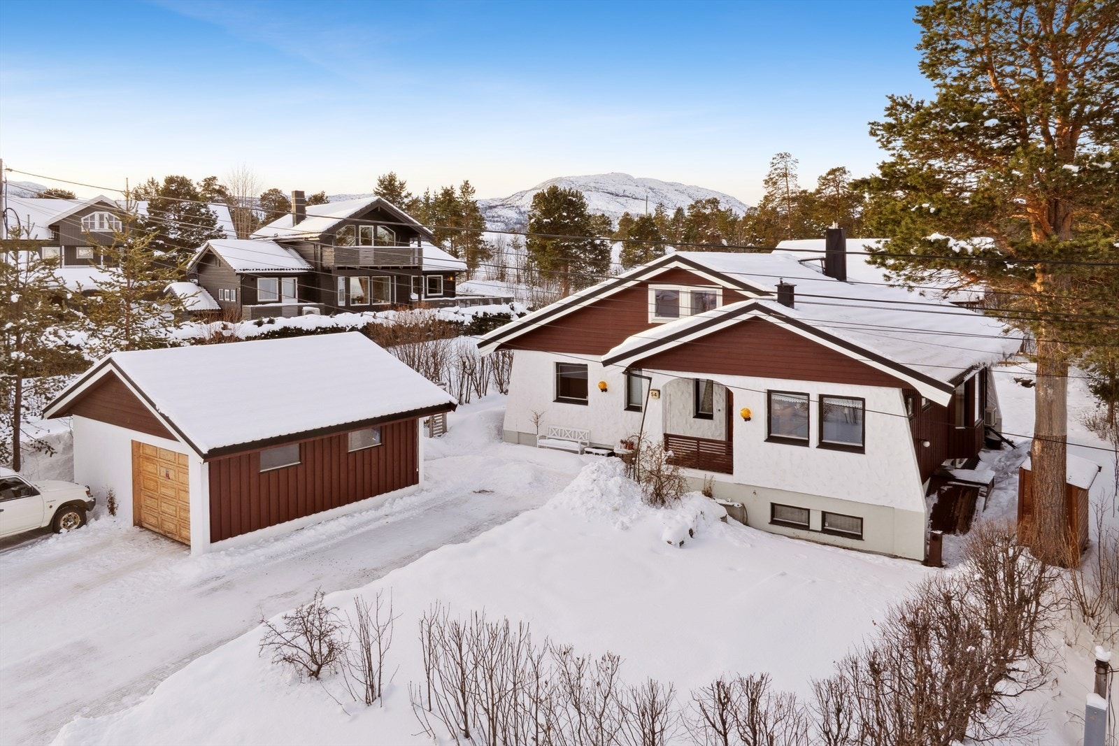 Området er svært barnevennlig, og fra boligen er det kort gangavstand til Gakori barneskole og barnehage, samt skolebussordning til Alta/Sandfallet ungdomsskole. Galleribilde