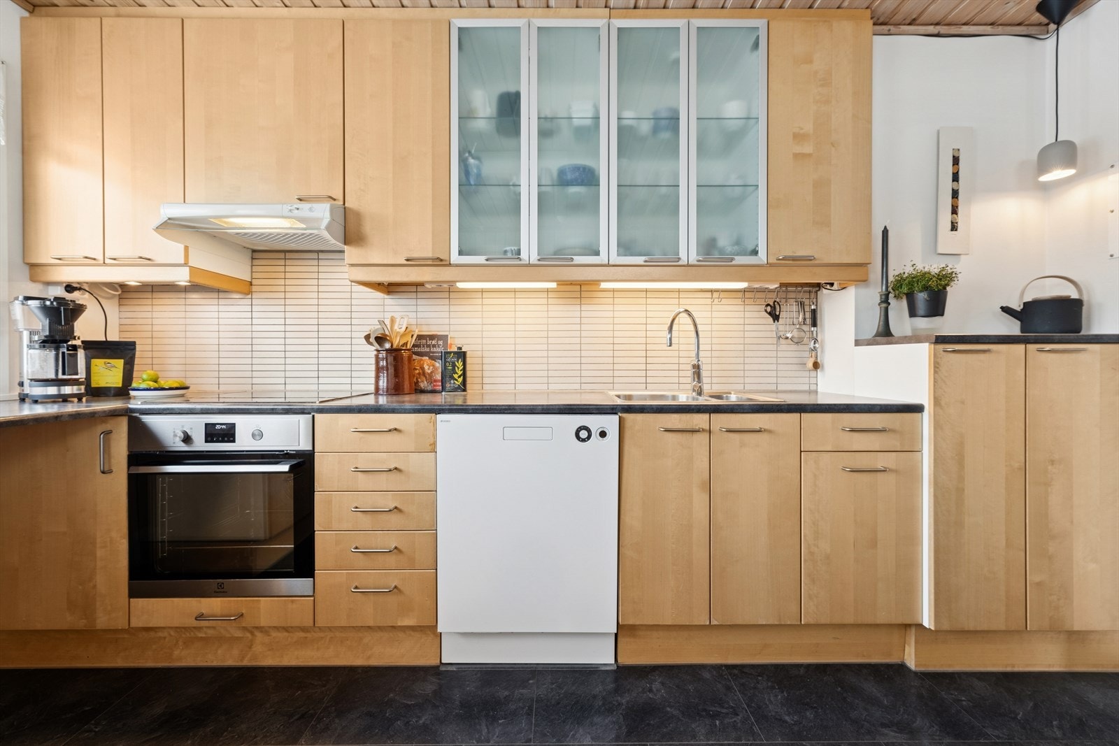 Kjøkkenet er utstyrt med integrert komfyr og platetopp, og det er plass til frittstående oppvaskmaskin og kjøleskap. Galleribilde