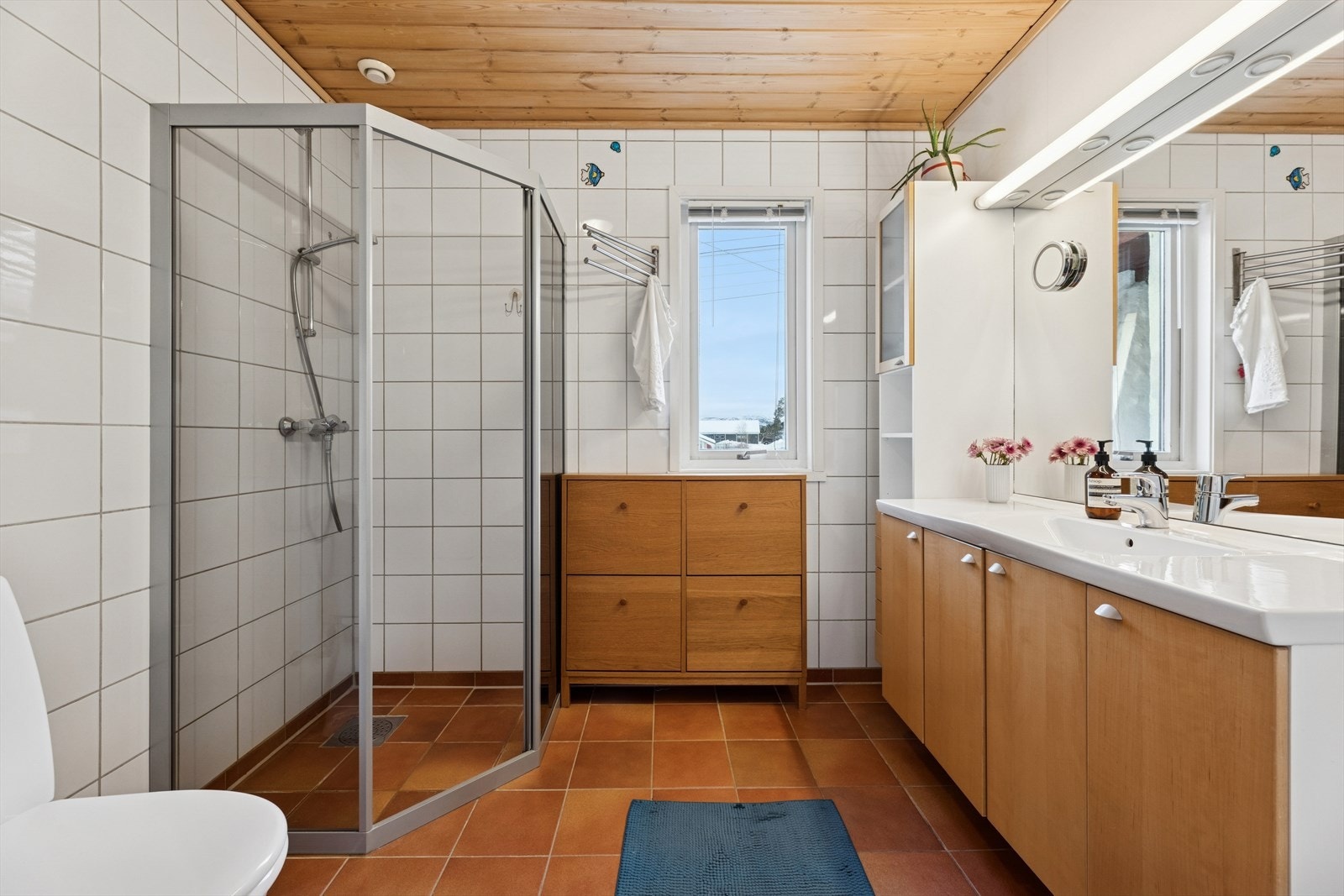 Badet i første etasje ble oppgradert i 1999 og har fliser på gulvet, samt en kombinasjon av fliser, gips med membran og våtromsplater på veggene. Galleribilde