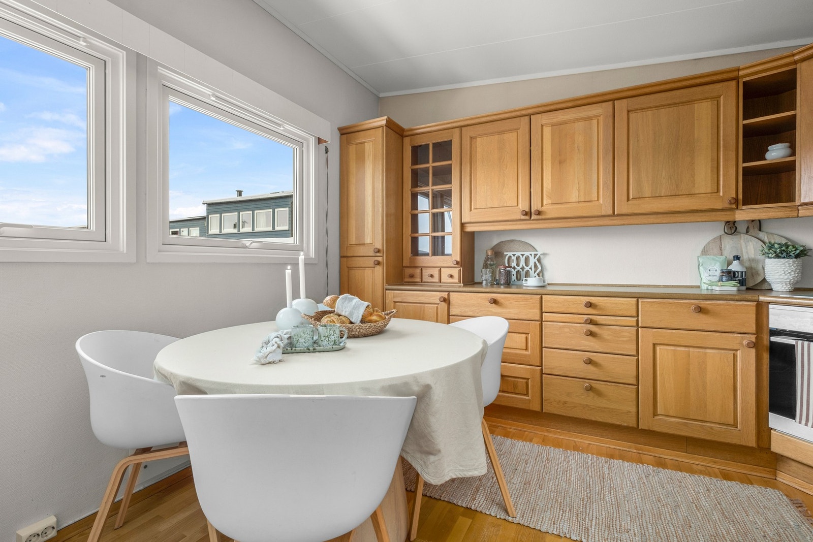 Her er det rikelig med skap- og benkeplass. Galleribilde