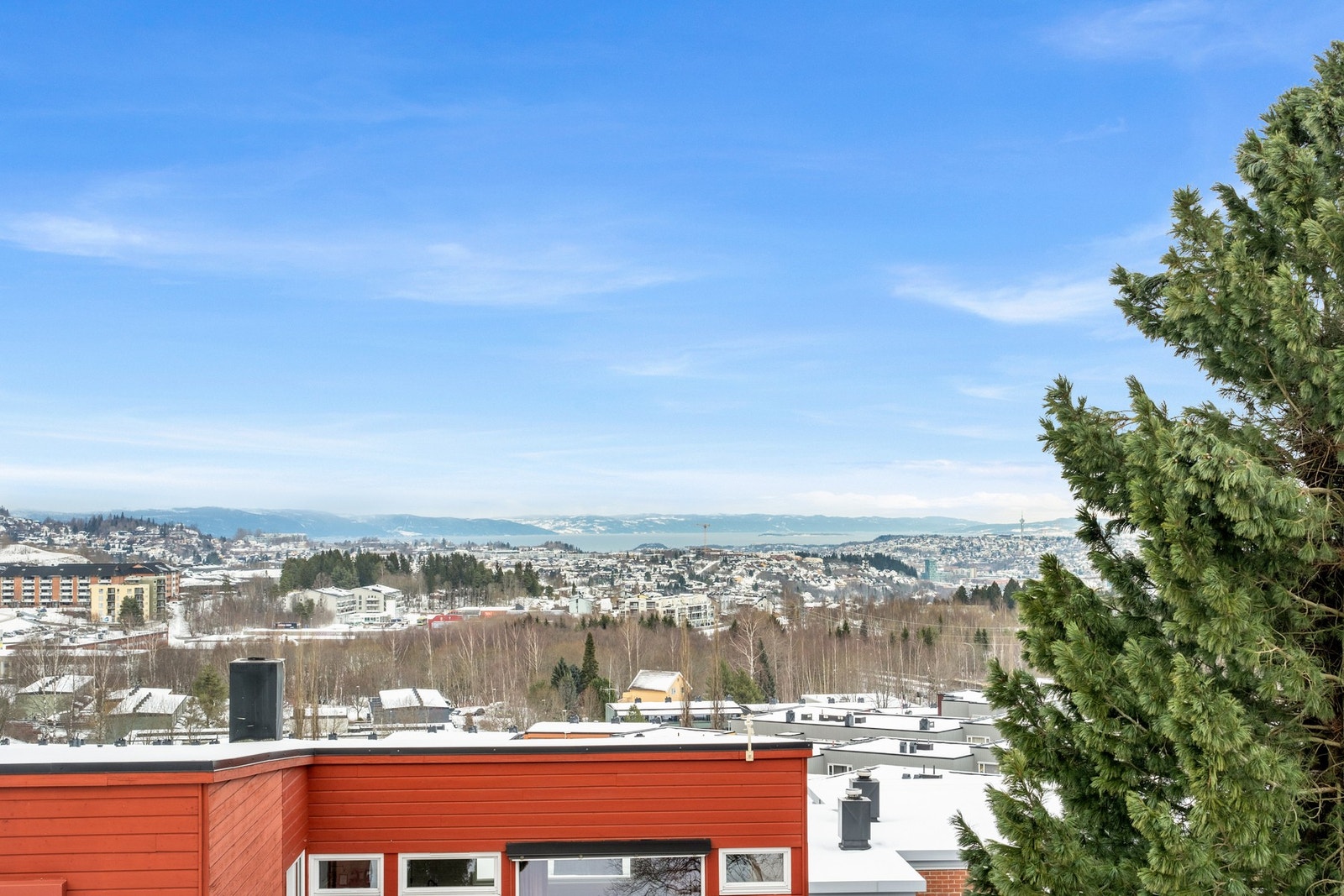 Nydelig utsikt fra boligens 2 etasje Galleribilde