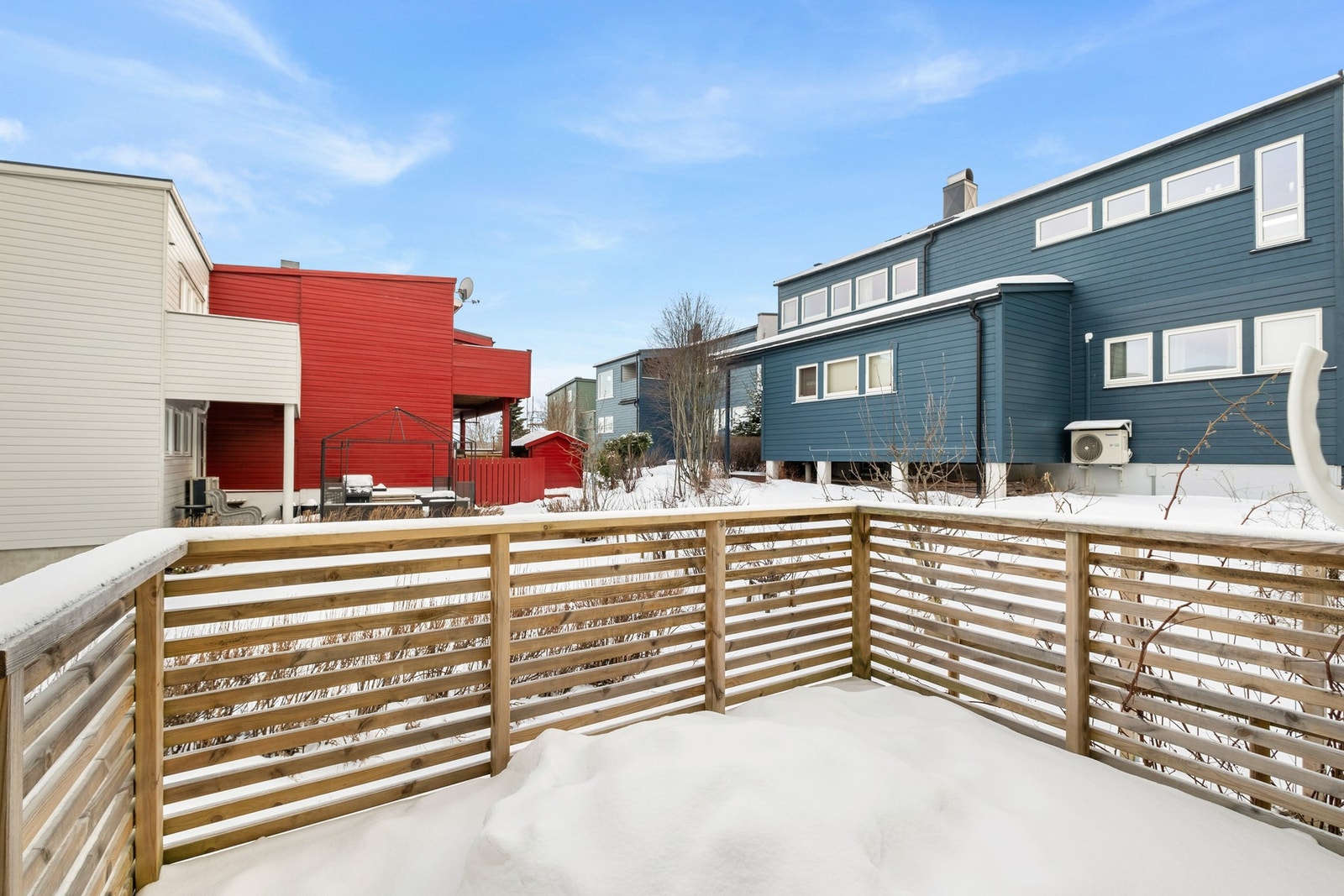 Med utgang fra gang/tv-stue har man en koselig terrasse på 6 kvm. Her kan man nyte morgensolen! Galleribilde