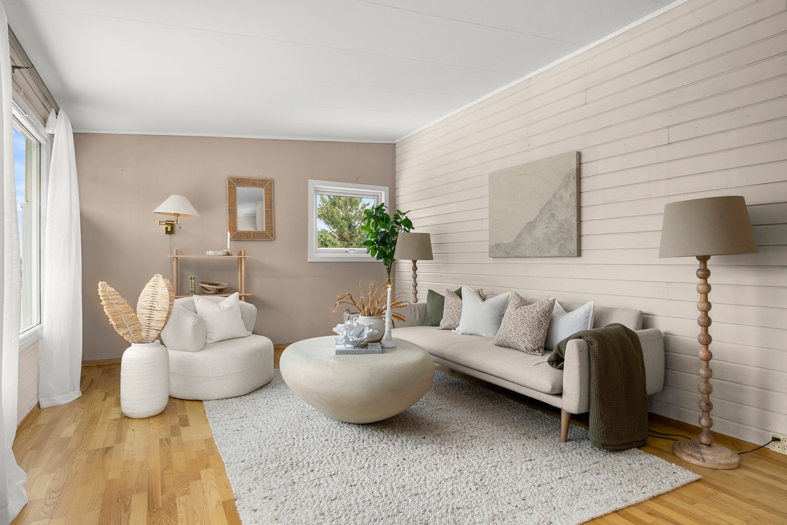 I stuen er det god plass til ønsket sofagruppe og tilhørende møblement. Galleribilde